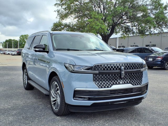 New 2026 Lincoln Navigator Premiere AWD/4WD image 4