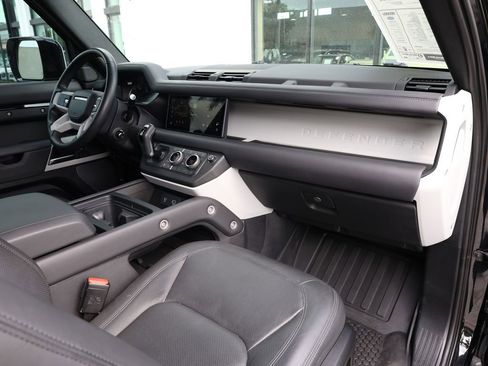 Used 2023 Land Rover Defender 90 SE image 19