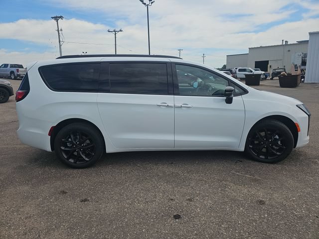 New 2027 Chrysler Pacifica Limited AWD/4WD image 6