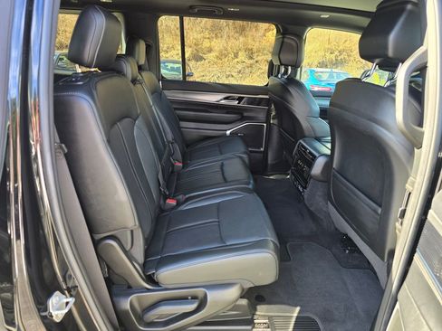 Used 2023 Jeep Wagoneer Series II image 28