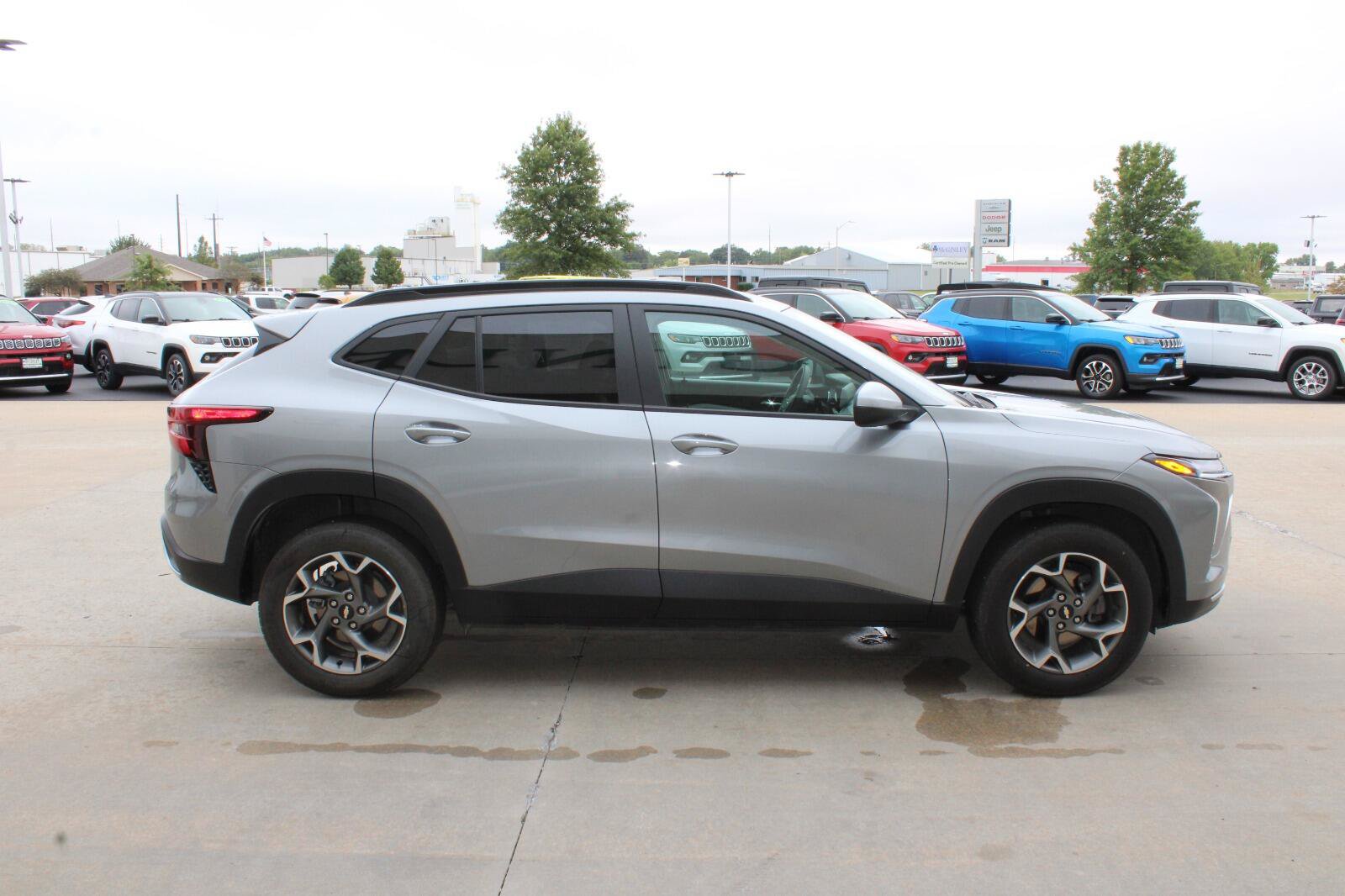 Used 2025 Chevrolet Trax LT FWD image 6