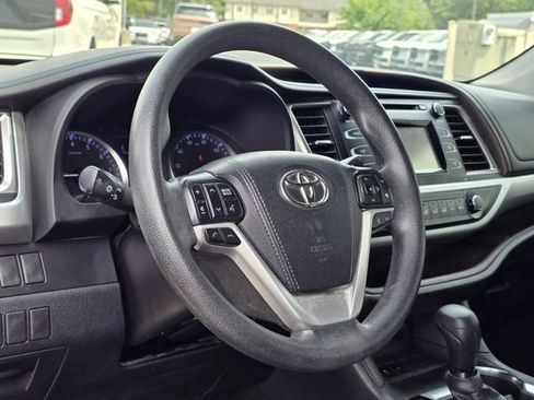 Used 2019 Toyota Highlander LE FWD image 23