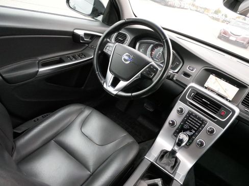 Used 2018 Volvo V60 T5 Cross Country w/ Convenience Package image 9