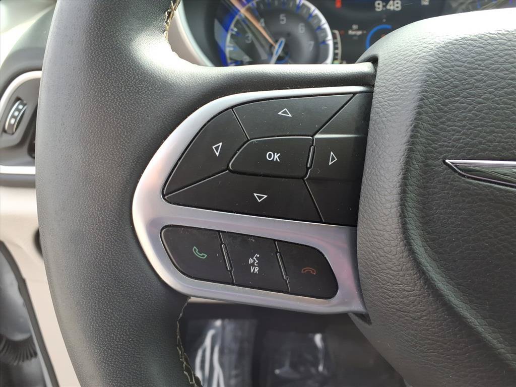 Used 2023 Chrysler Pacifica Touring-L FWD image 18
