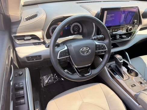 Used 2023 Toyota Highlander Limited FWD image 22