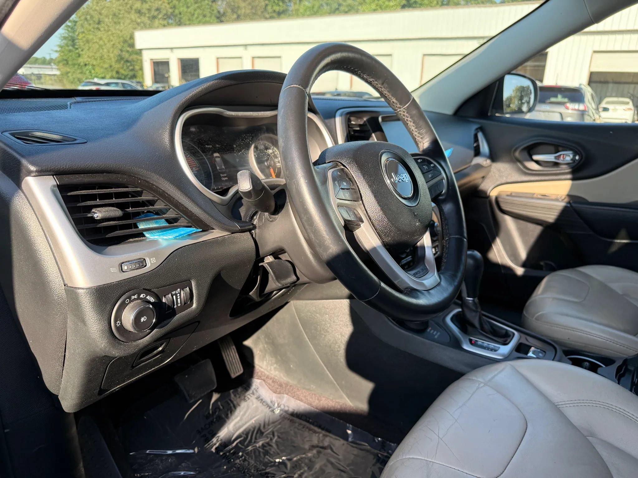 Used 2016 Jeep Cherokee Limited w/ Trailer Tow Group AWD/4WD image 17