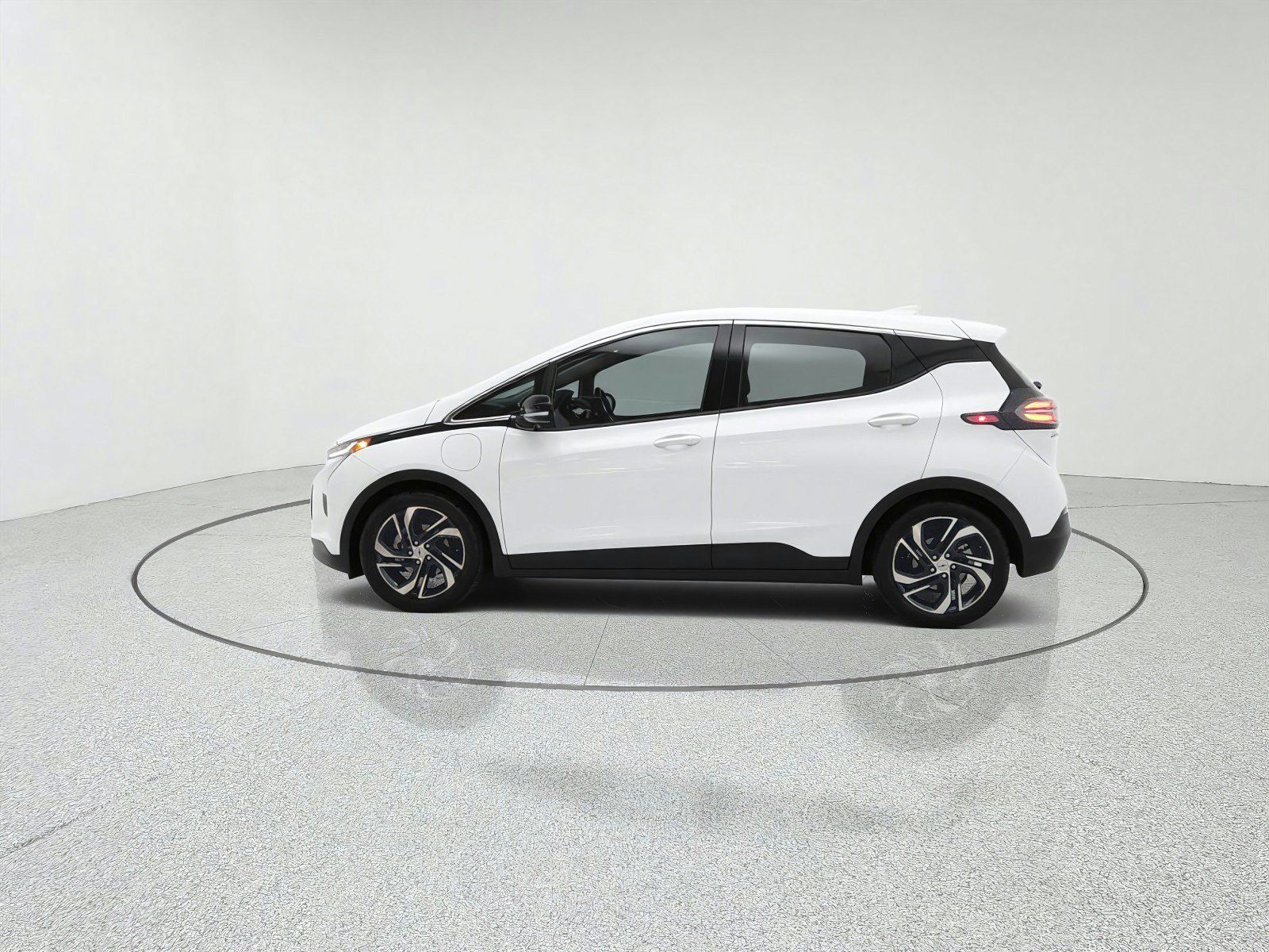 Used 2023 Chevrolet Bolt LT w/ Infotainment Package FWD image 8