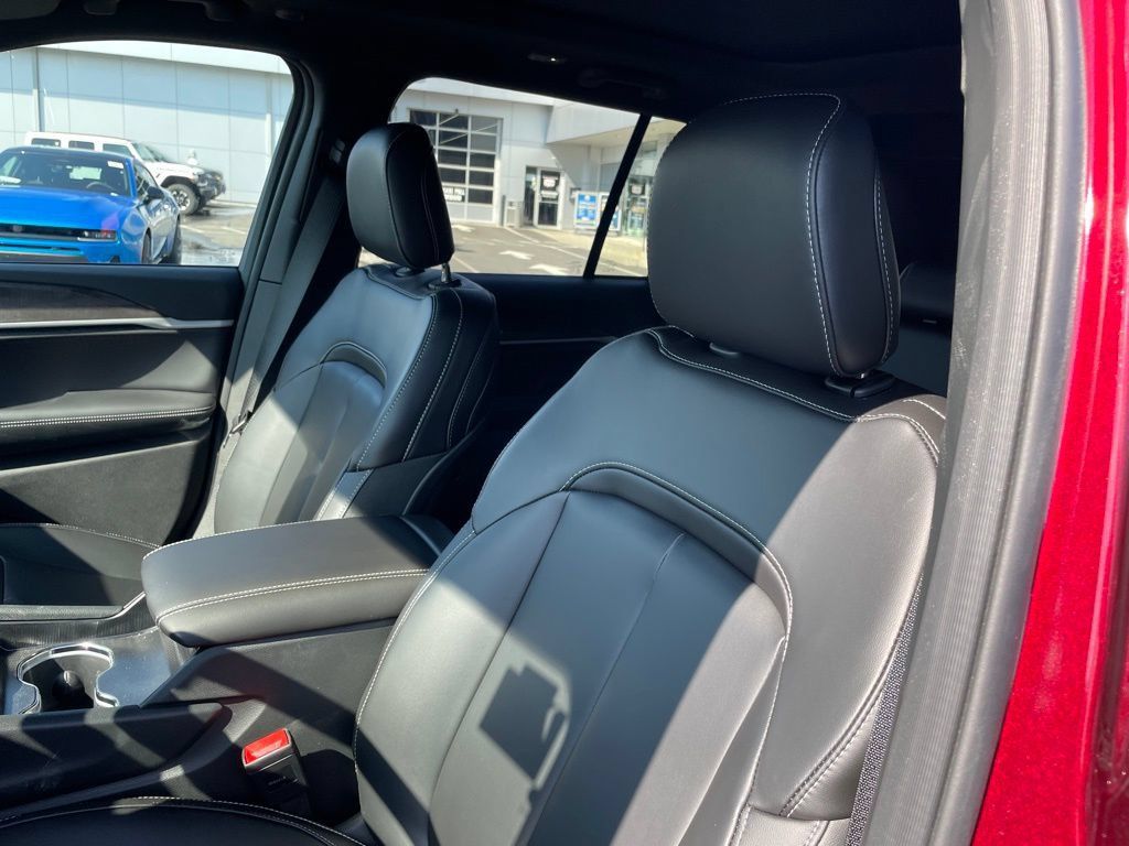 New 2026 Jeep Grand Cherokee Limited w/ MOPAR Finishing Package AWD/4WD image 8