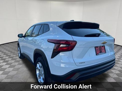 Certified 2024 Chevrolet Trax LS w/ LS Convenience Package FWD image 3