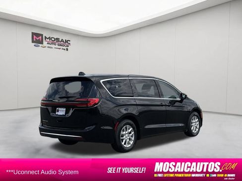 Used 2025 Chrysler Pacifica Select FWD image 7