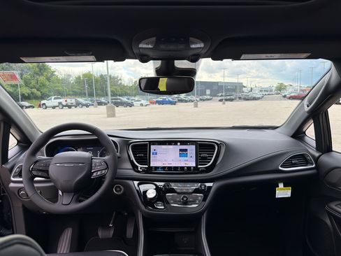 New 2027 Chrysler Pacifica Limited AWD/4WD image 30