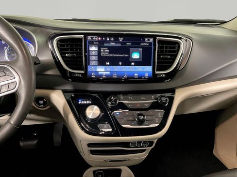 Used 2023 Chrysler Pacifica Touring-L FWD image 9