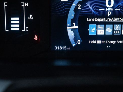 Certified 2025 Toyota 4Runner SR5 AWD/4WD image 17