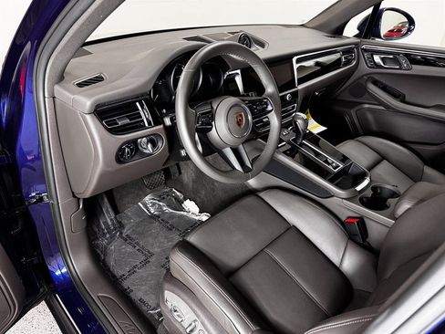 Used 2025 Porsche Macan w/ Premium Package Plus AWD/4WD image 28
