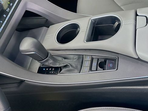 Used 2022 Toyota Avalon XLE image 16
