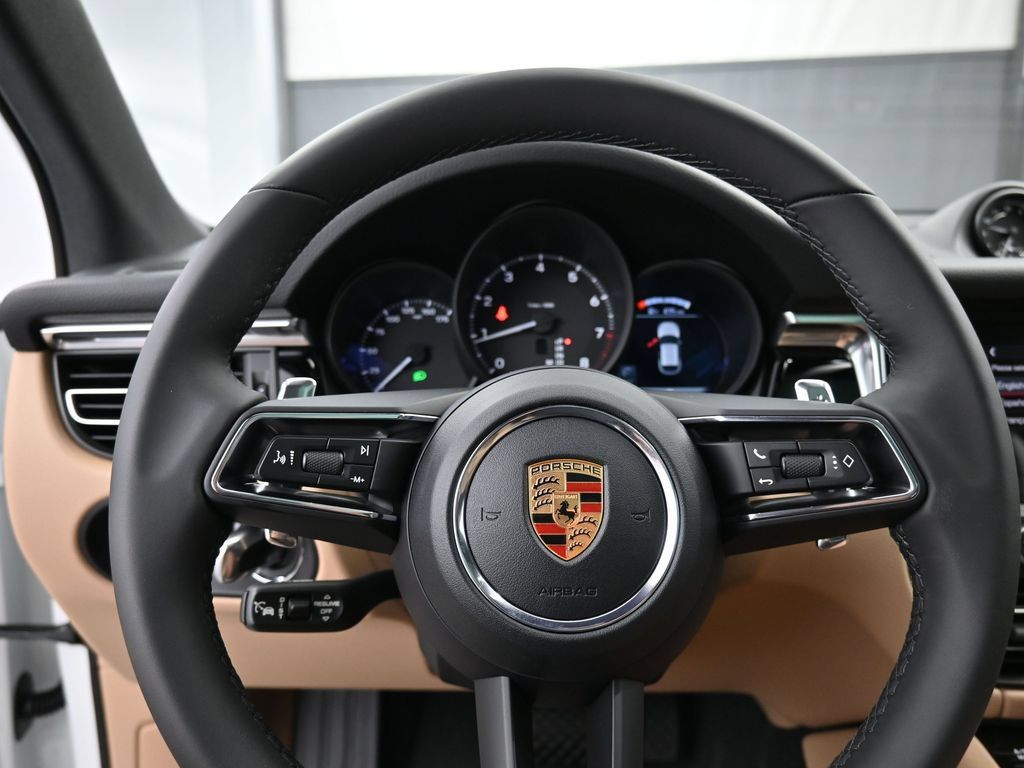 Certified 2026 Porsche Macan AWD/4WD image 6