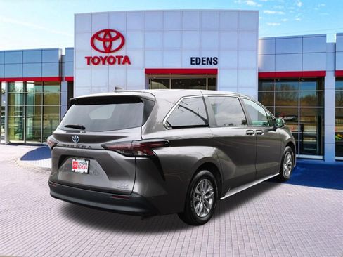Used 2024 Toyota Sienna LE AWD/4WD image 3