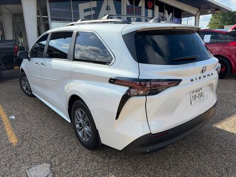 Used 2024 Toyota Sienna XLE FWD image 7