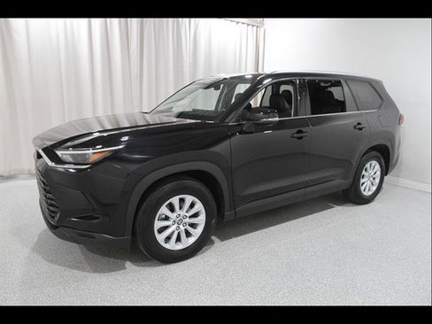 Used 2025 Toyota Grand Highlander AWD image 3