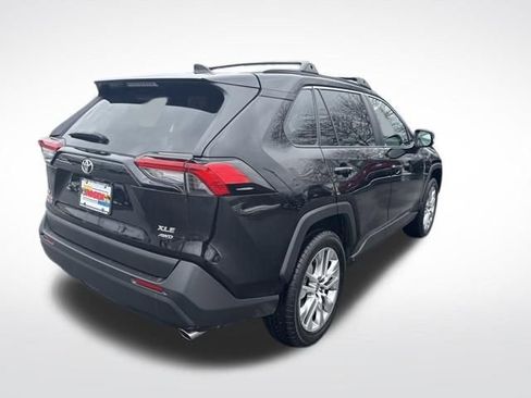 Used 2022 Toyota RAV4 XLE Premium image 4