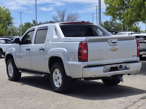 Used 2011 Chevrolet Avalanche LT w/ Suspension Package, Off-Road AWD/4WD image 4
