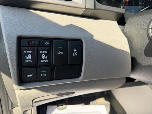 Used 2016 Honda Odyssey Touring Elite image 32