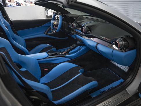 Used 2022 Ferrari 812 GTS RWD image 32