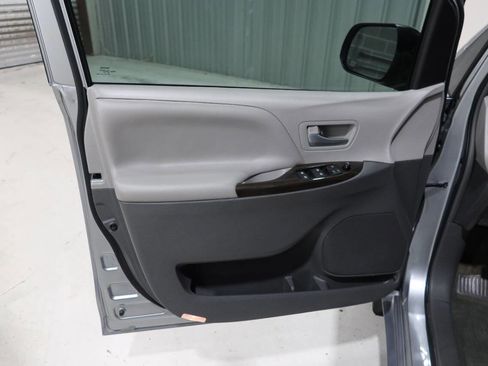 Used 2017 Toyota Sienna XLE w/ XLE Navigation Package FWD image 20