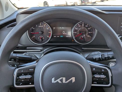 Used 2022 Kia Carnival LX FWD image 35