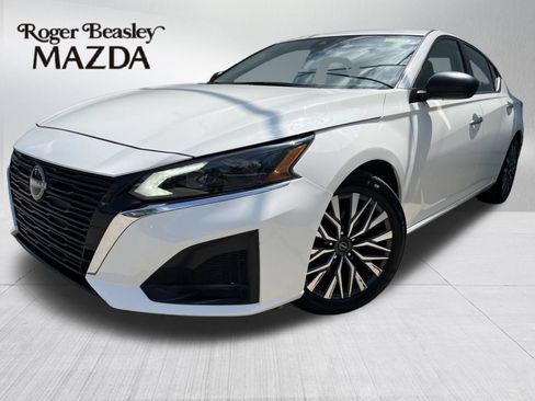 Used 2025 Nissan Altima 2.5 SV FWD image 1
