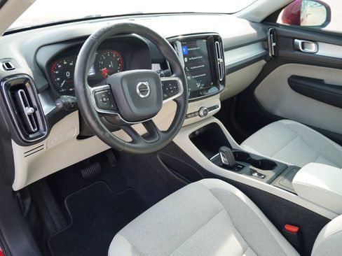 Used 2020 Volvo XC40 T4 Momentum image 8