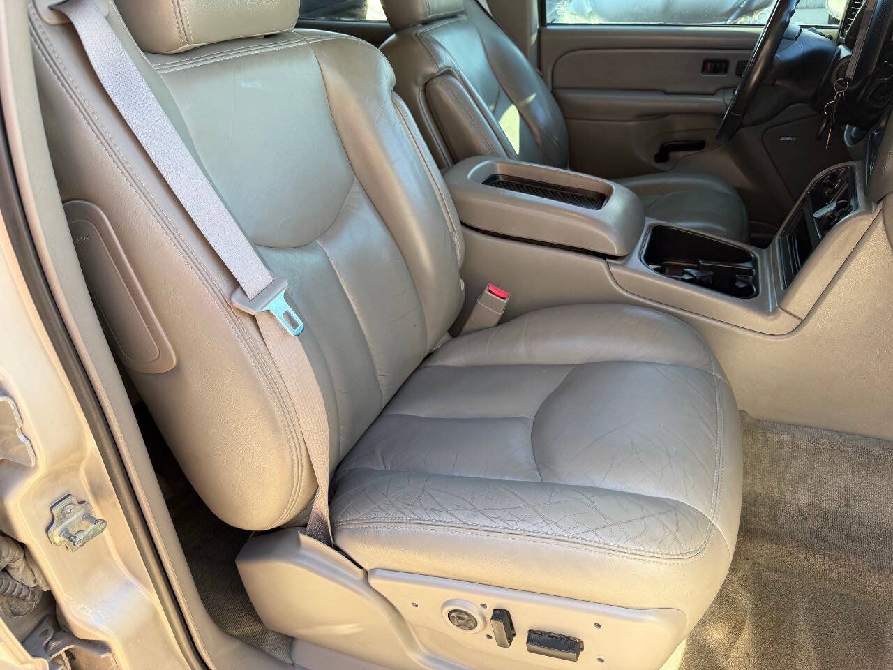 Used 2004 Chevrolet Tahoe Z71 w/ Z71 Preferred Equipment Group AWD/4WD image 15