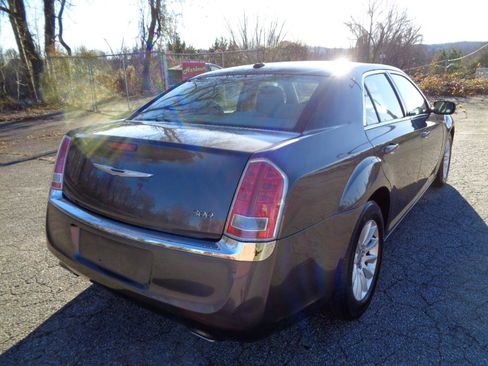 Used 2013 Chrysler 300 RWD image 5
