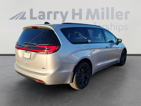 New 2026 Chrysler Pacifica Select image 6