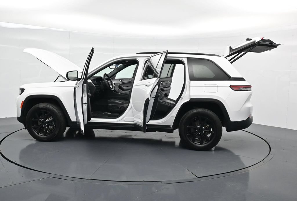 Used 2024 Jeep Grand Cherokee Altitude AWD/4WD image 41