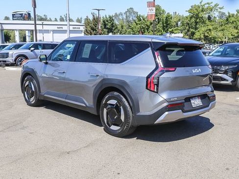 Used 2024 Kia EV9 Light Long Range RWD image 2