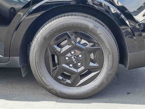 Used 2025 Kia Carnival image 12