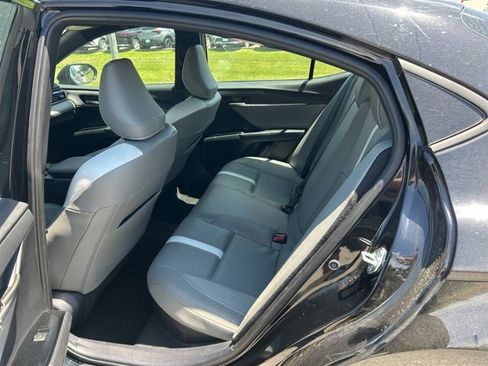 Used 2025 Toyota Camry SE w/ Convenience Package FWD image 5