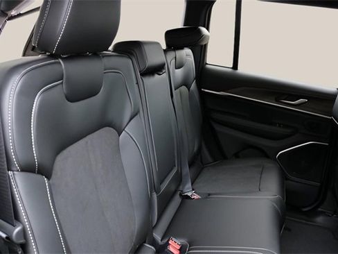 New 2026 Jeep Grand Cherokee Altitude image 18