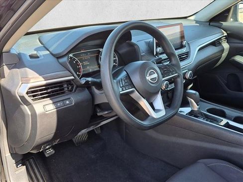 Used 2025 Nissan Altima 2.5 SV FWD image 10