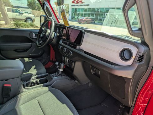 Used 2025 Jeep Gladiator Sport image 28