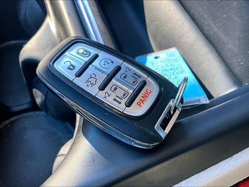 Used 2020 Chrysler Pacifica Touring-L image 11