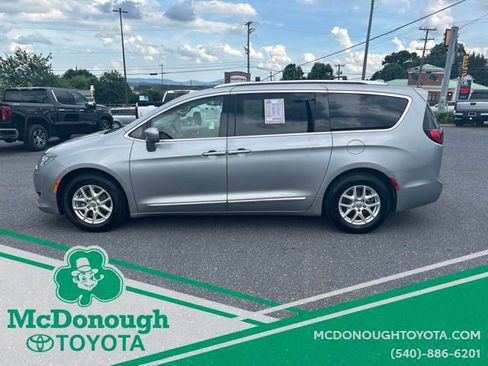 Used 2020 Chrysler Pacifica Touring-L FWD image 3