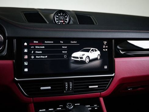Certified 2023 Porsche Cayenne Coupe AWD/4WD image 18