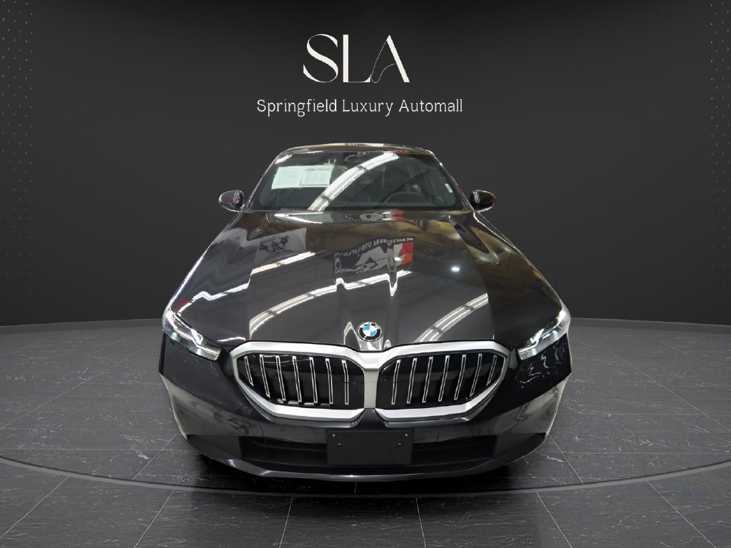 Used 2025 BMW 530i xDrive w/ Premium Package AWD/4WD image 3
