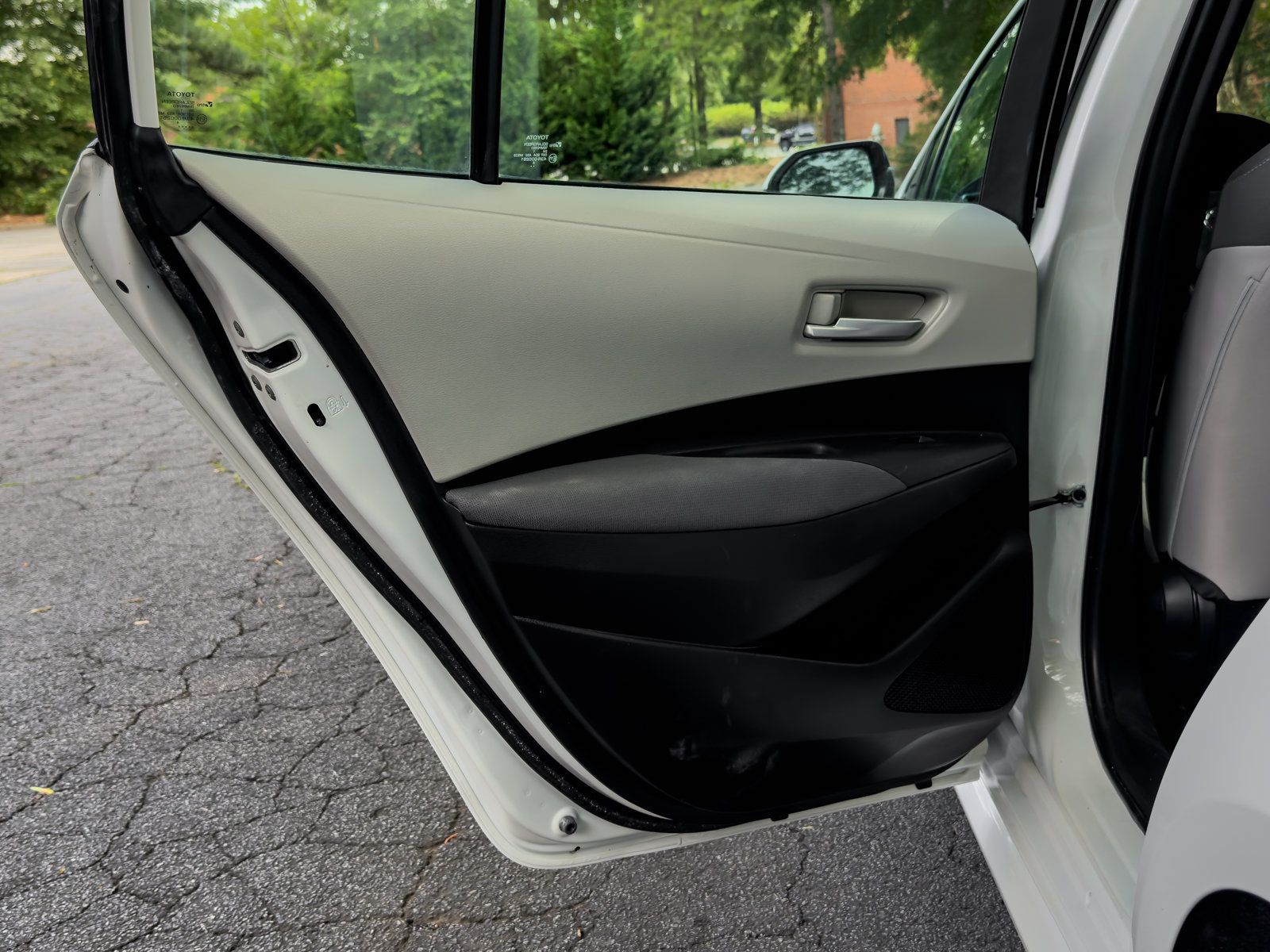 Used 2021 Toyota Corolla LE FWD image 33