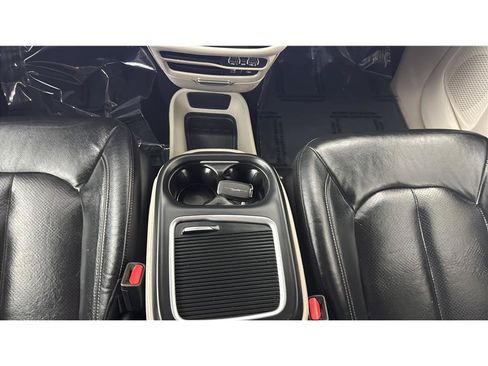Used 2022 Chrysler Pacifica Touring-L FWD image 25