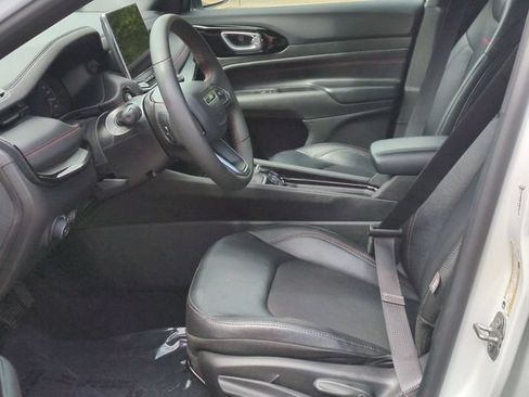 Used 2025 Jeep Compass Trailhawk AWD/4WD image 12