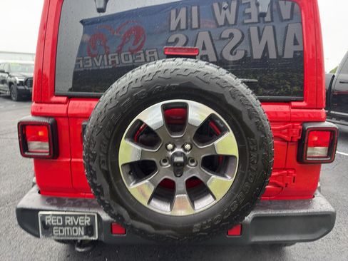 Used 2019 Jeep Wrangler Unlimited Sahara w/ Dual Top Group AWD/4WD image 6