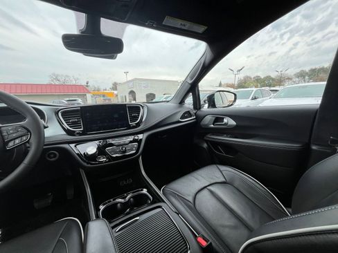 Used 2025 Chrysler Pacifica Limited image 37
